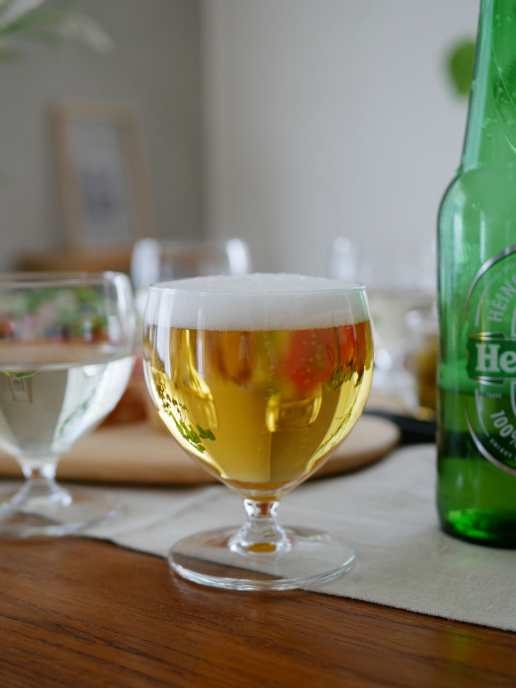 ロイヤルレアダムのソーダガラス製スタッキングワイングラスがビールや飲み物と共にテーブルに整然と並べられている