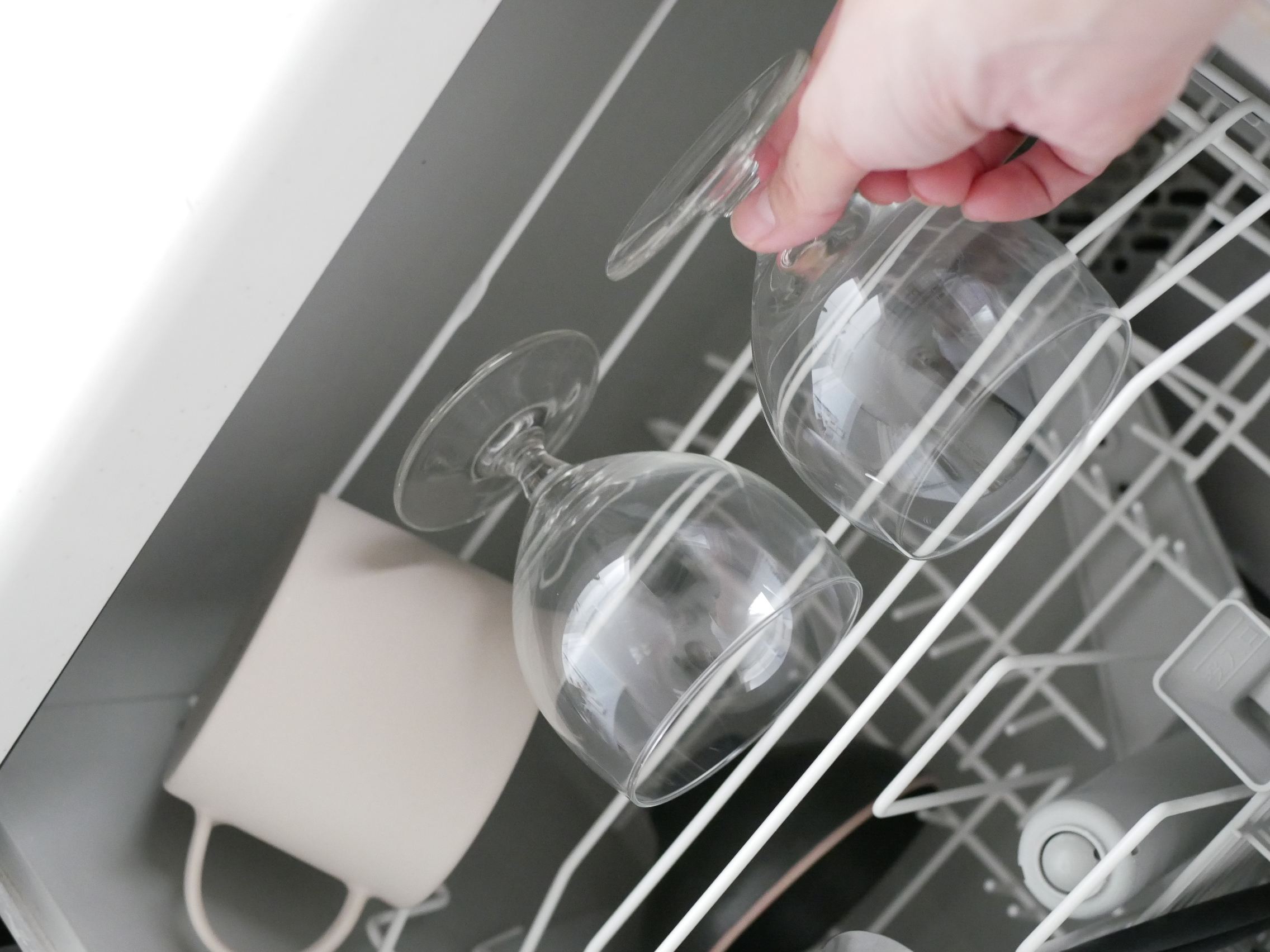 オランダ製ソーダガラスのロイヤルレアダムスタッキングワイングラスがキッチンの食洗機とディッシュラックの近くに美しく重ねて置かれている