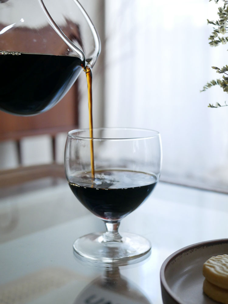 ロイヤルレアダムのスタッキングワイングラス。高さ10cm、直径8cmの透明なソーダガラス製で270mlの容量があります。