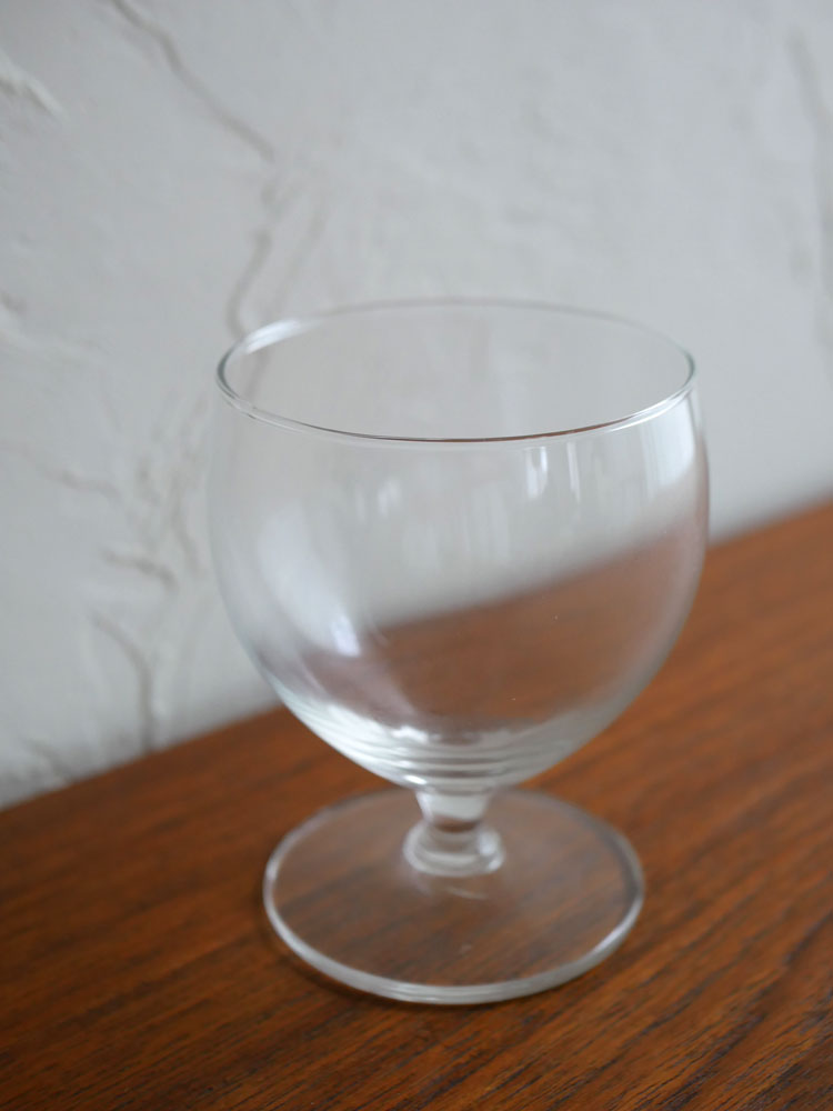 ロイヤルレアダムの透明なソーダガラス製スタッキングワイングラス。エレガントなデザインが特徴的です。