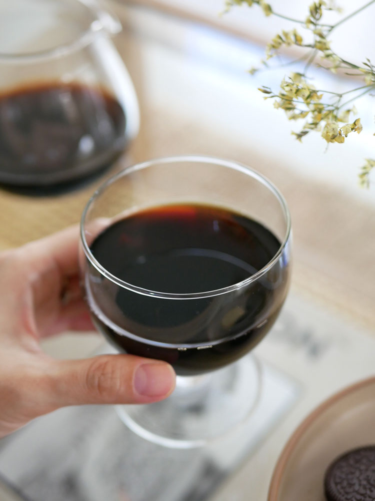 ロイヤルレアダムのスタッキングワイングラス、ソーダガラス製の赤ワイン用透明グラスが重ねて並べられた様子