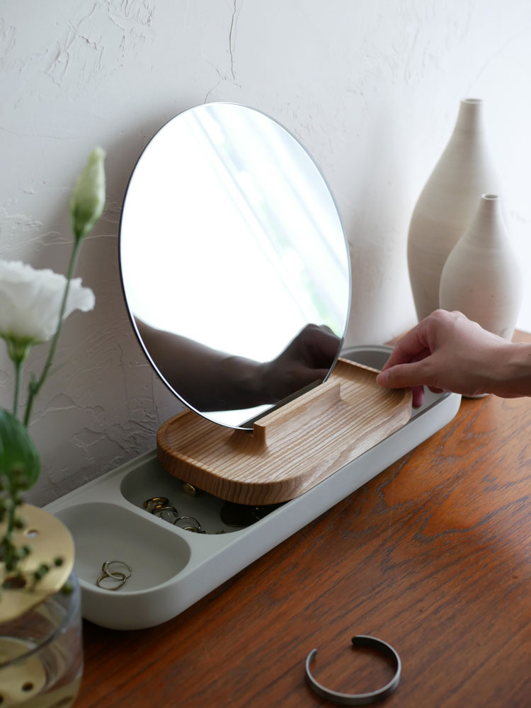 フリッツ・ハンセン製SLIDE、ポーランド製のコンクリートとアッシュ材、ミラーを使用したホームアプライアンス。サイズは幅44cm×奥行14.3cm×高さ29.8cm