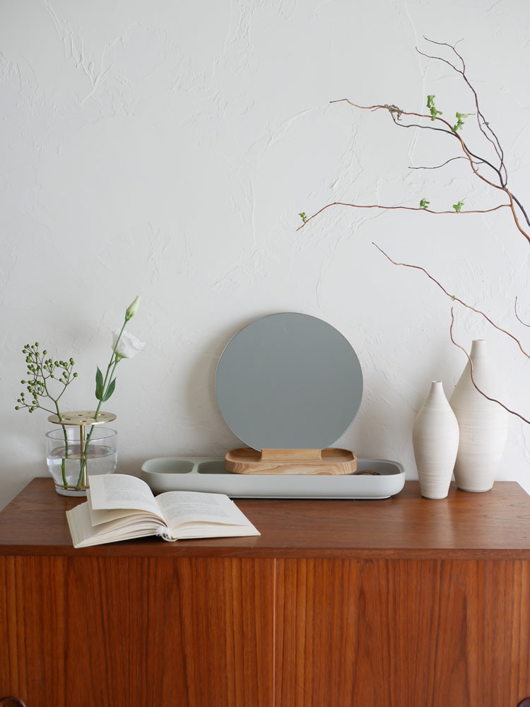 フリッツ・ハンセン「SLIDE」テーブル、コンクリート天板とアッシュ材フレーム、ミラーを使用したポーランド製モダンインテリア家具