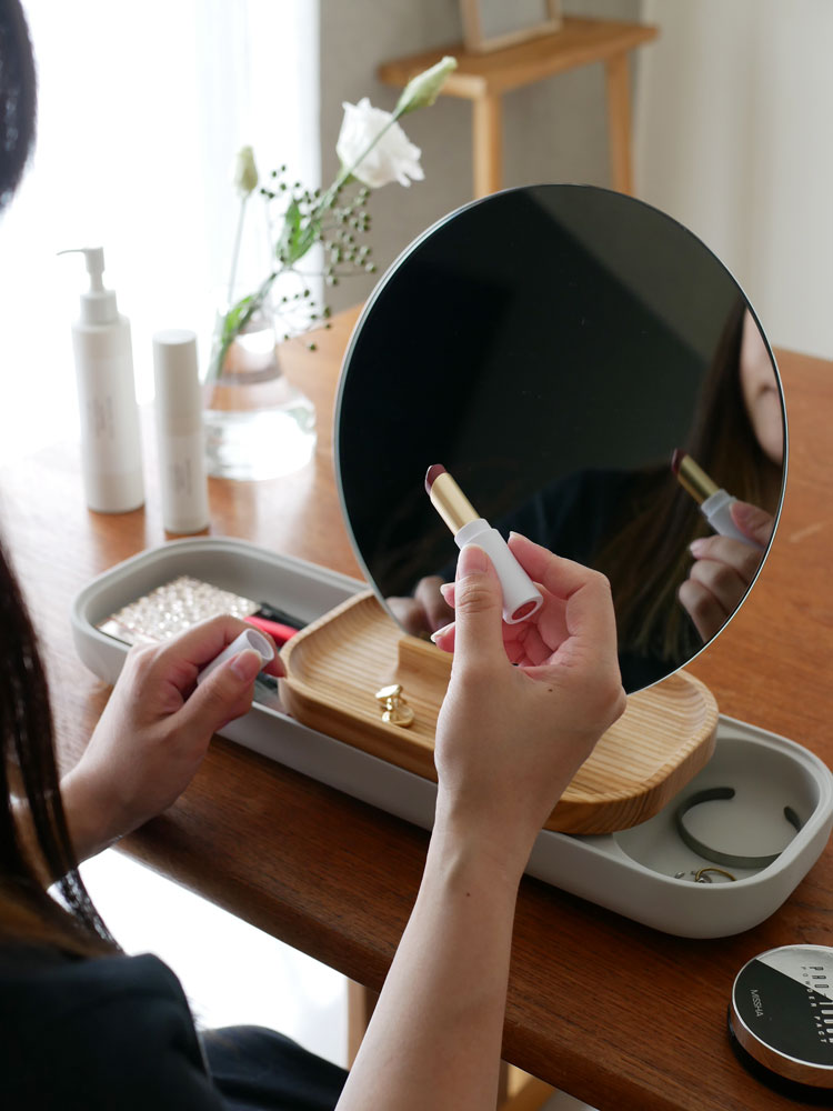 フリッツ・ハンセンのSLIDEトレイ。コンクリートとアッシュ材、ミラーを組み合わせたモダンなデザインで、キッチンやダイニングでガジェットやサーブウェアを置くのに最適なポーランド製の製品