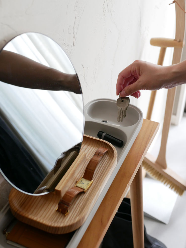 FRITZ HANSEN（フリッツ・ハンセン）のSLIDE、コンクリート、アッシュ材、ミラーを使用したポーランド製キッチン用家具