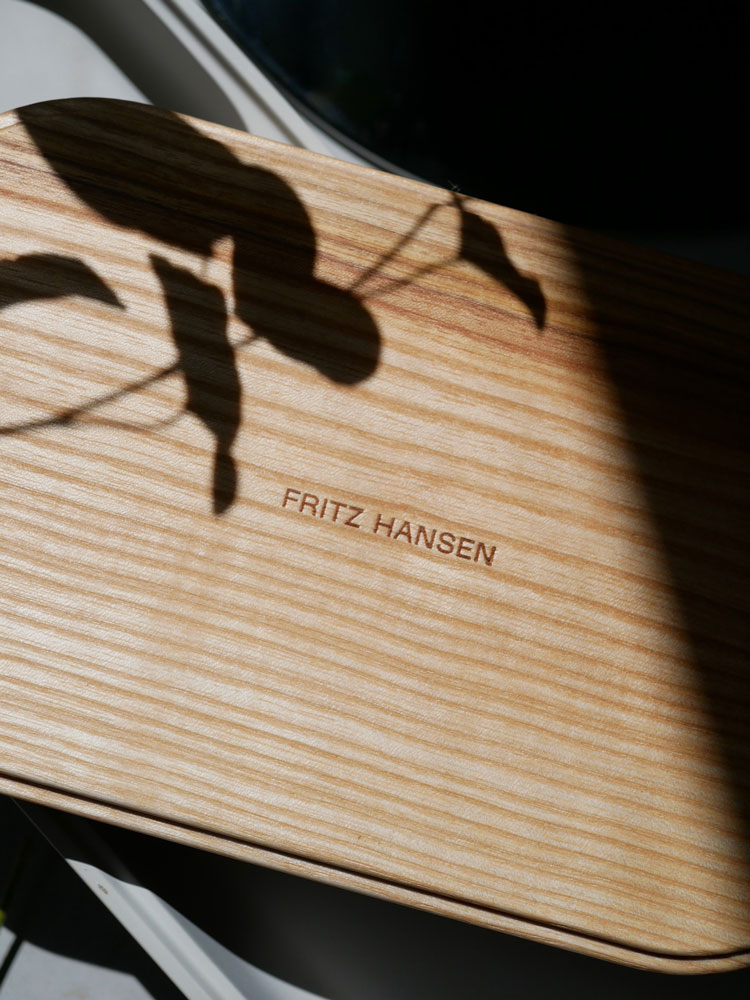 コンクリートの台座にアッシュ木材とミラーを組み合わせたフリッツ・ハンセン製SLIDEシェルフ