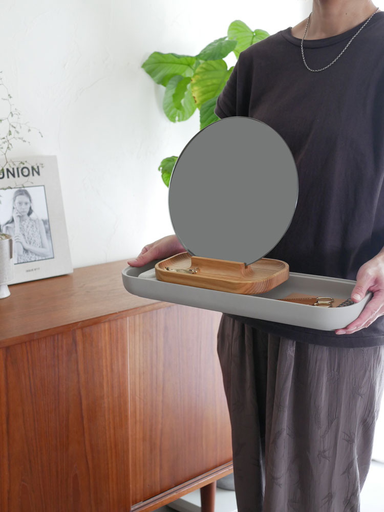 ポーランド製フリッツ・ハンセンSLIDEコーヒーテーブル。コンクリート、アッシュ材、鏡を使用し、木目調のステインとバーニッシュが施されたデザイン。