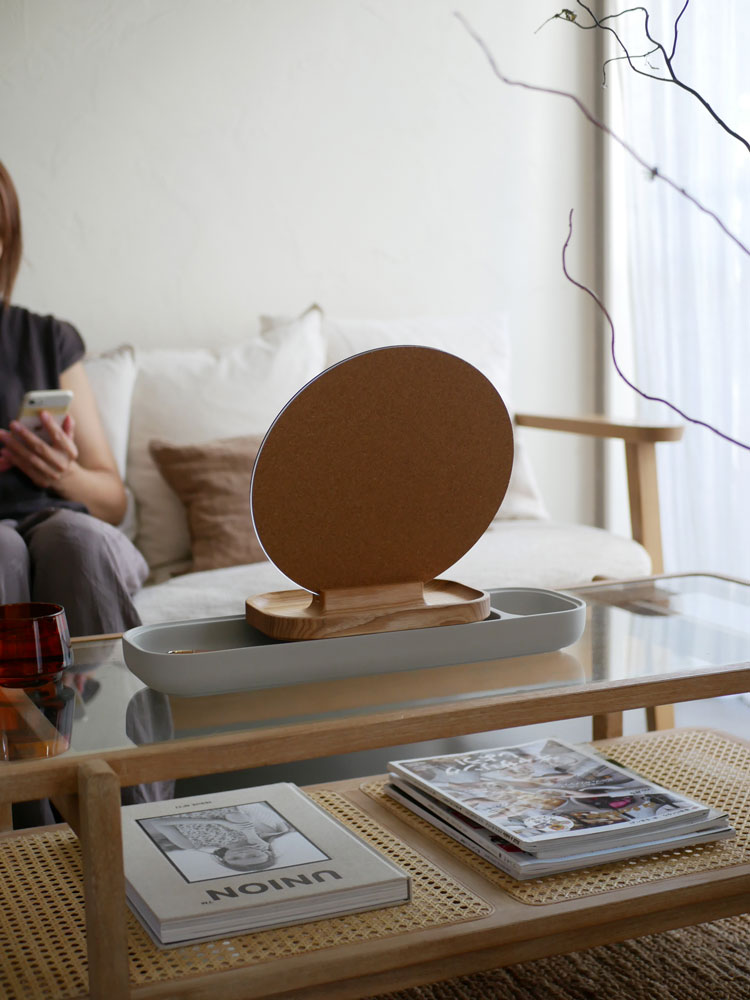 フリッツ・ハンセン製ポーランド産SLIDEコーヒーテーブル。コンクリート、アッシュ材、ミラーを使用したリビングルーム向けのナチュラルウッドスタインのエンドテーブル