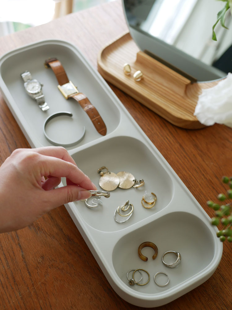 FRITZ HANSEN（フリッツ・ハンセン）のSLIDEスプーン。コンクリート、アッシュ材、ミラーを使用したポーランド製のキッチン用具。