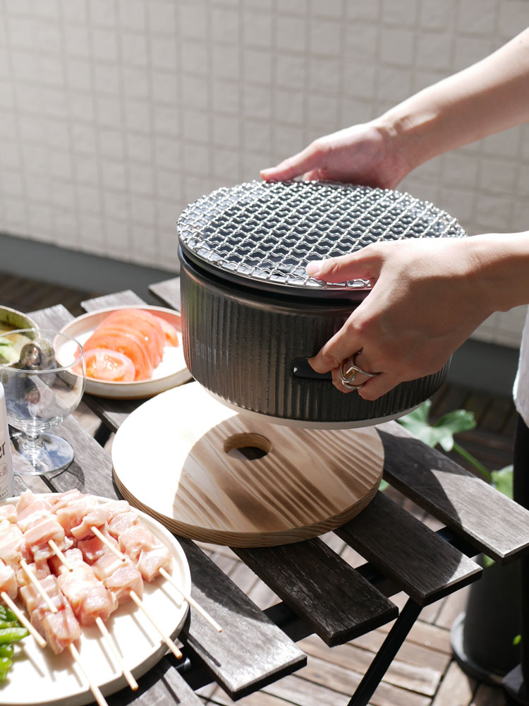 SALIUサリュー美濃焼の炭焼き水コンロと付属トング、焼網が並んだアウトドア用グリルセット