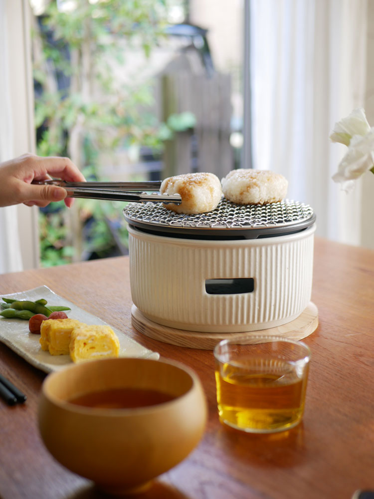 美濃焼のサリュー炭焼き水コンロと付属のトングや焼網が並んだキッチン用品のセット