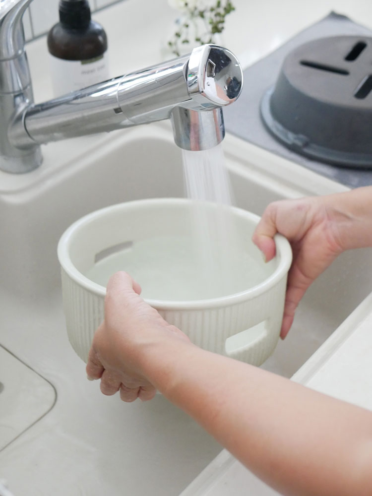 清潔なキッチンシンクに置かれたサリュー美濃焼の炭焼き水コンロとキッチン用品