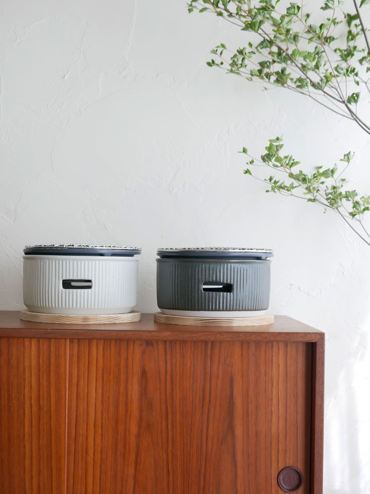 SALIUの美濃焼炭焼き水コンロ本体と付属のトング、焼網が並べられている写真