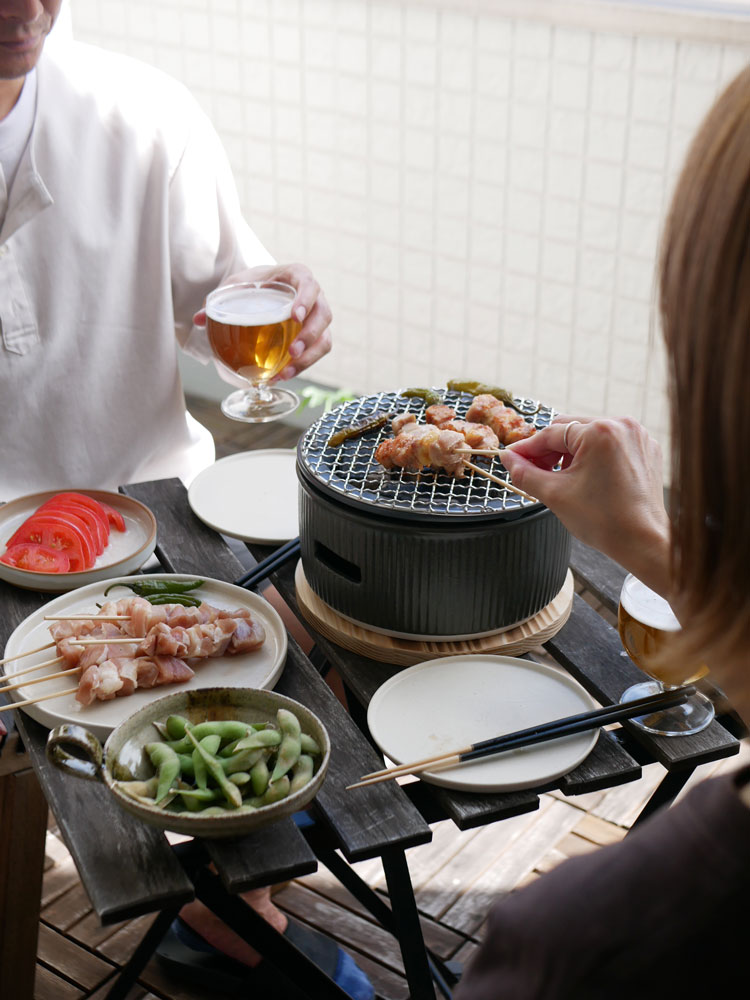 【SALIU】美濃焼の炭焼き水コンロと焼網を使用して肉を焼くアウトドアバーベキューの様子