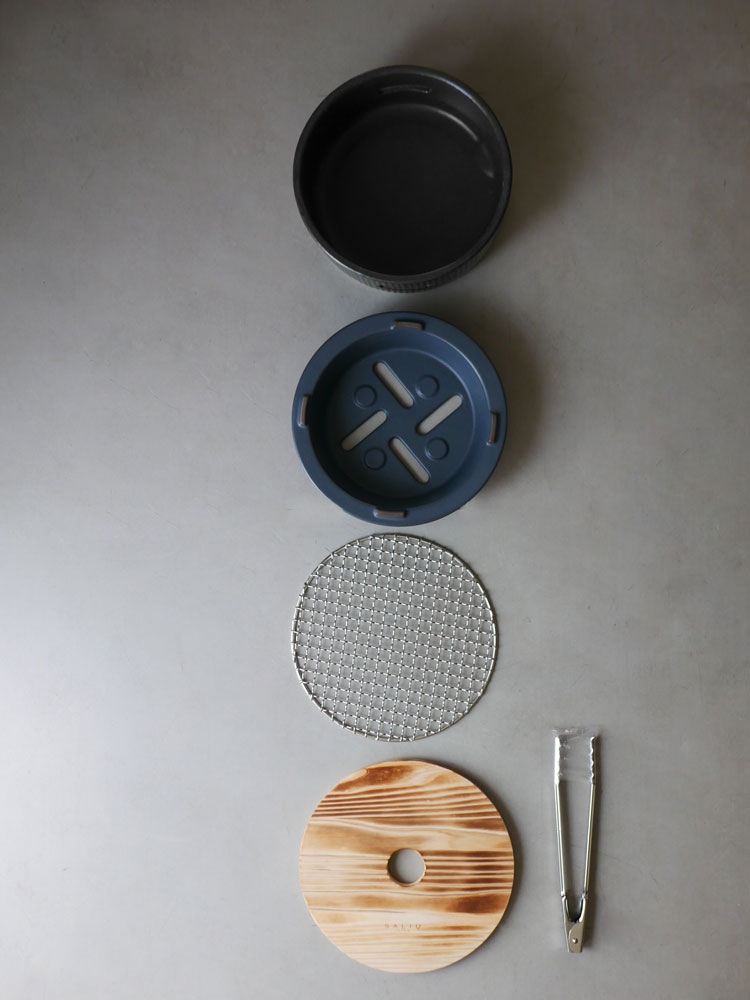 SALIU製美濃焼炭焼き水コンロ本体とインナー、なべしき丸、トング、焼網が含まれる調理器具セット