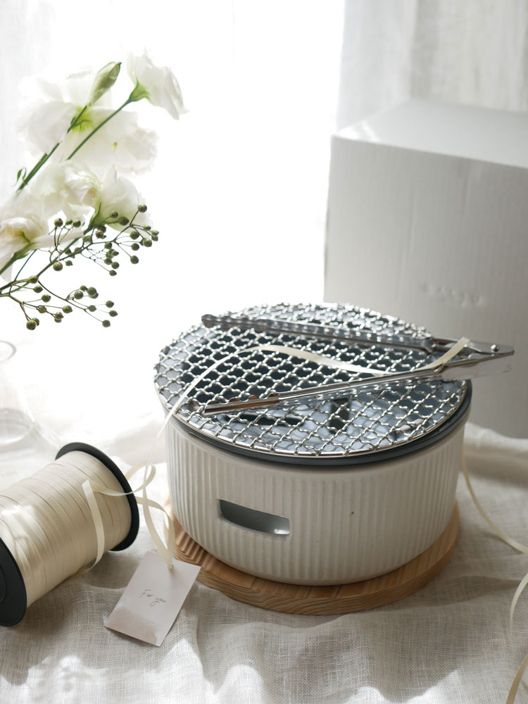 SALIUサリューの美濃焼炭焼き水コンロとトング、焼網などの付属品がシルバー色で並べられたキッチン用品セット