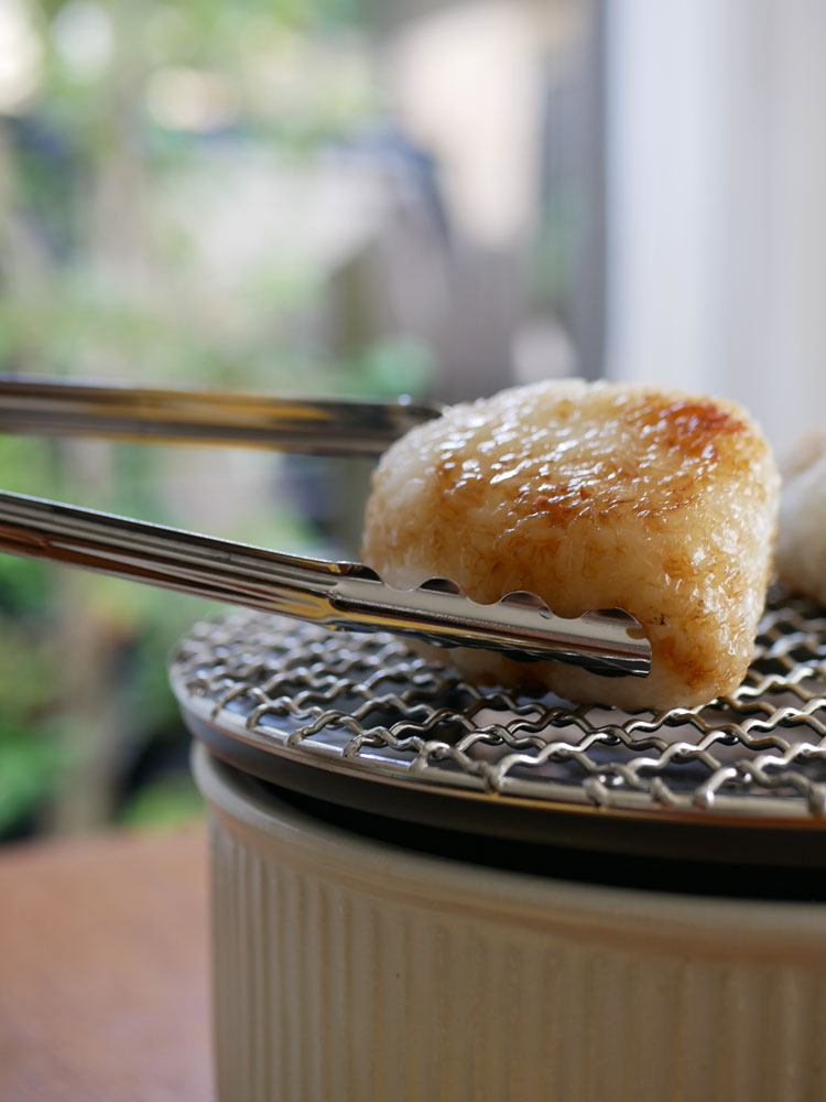 美濃焼の炭焼き水コンロ「SALIU」、本体と耐熱インナー、天然木のなべしき丸、トング、焼網がセットになった調理器具