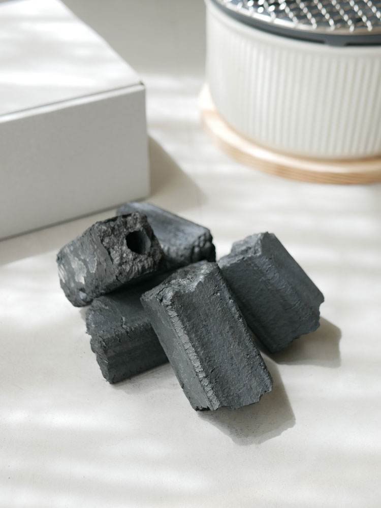 SALIU製美濃焼の炭焼き水コンロ本体の銀色と黒色のデザインを示す画像