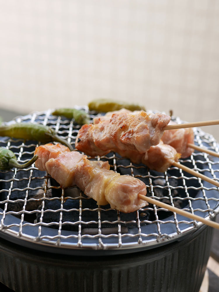 SALIUサリュー美濃焼炭焼き水コンロで屋外バーベキュー中に肉を焼いている様子