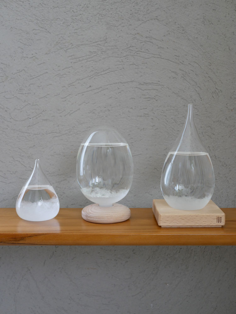 ヒャクパーセントのTempo Drop、透明なガラスボトルとビーチ材の木座がセットされた製品