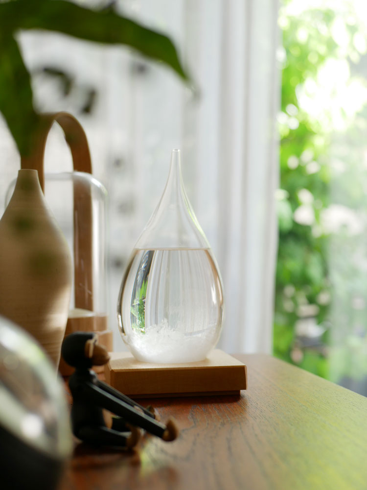 カラフルな液体を入れた透明なガラスボトル