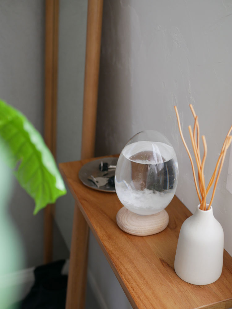 100percentのTempo Dropミニ、φ80mm×H110mmの木座なし陶磁器製花瓶。ガラスとビーチ材を使用し、結晶の変化を楽しめるデザイン。