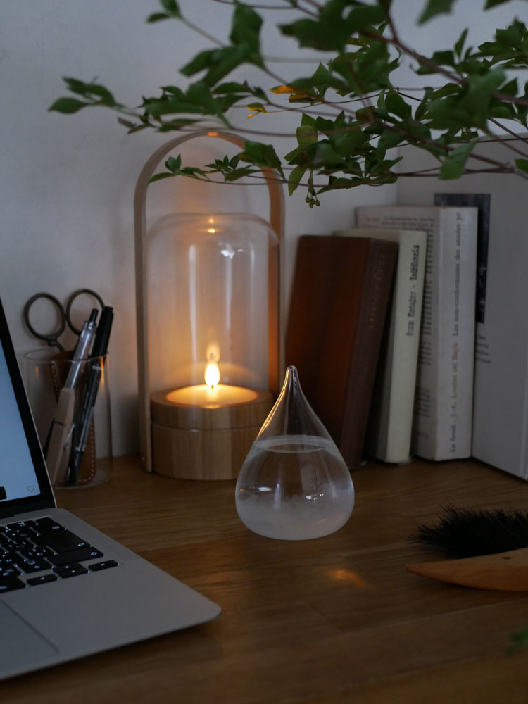 ヒャクパーセントのTempo Dropガラス製キャンドルホルダーに灯された炎と蝋の静物写真