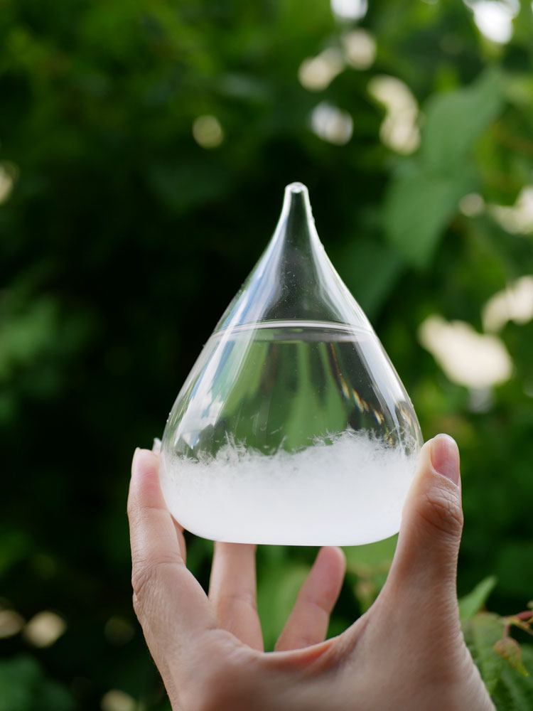 透明なガラス瓶内に液体があり、滴や泡が浮かんでいる様子