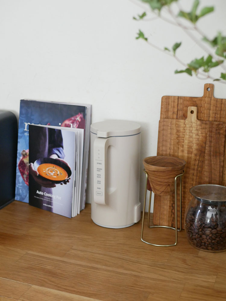 クリームホワイトの【recolte】自動調理ポットとカップなどのキッチン用品が並べられた画像