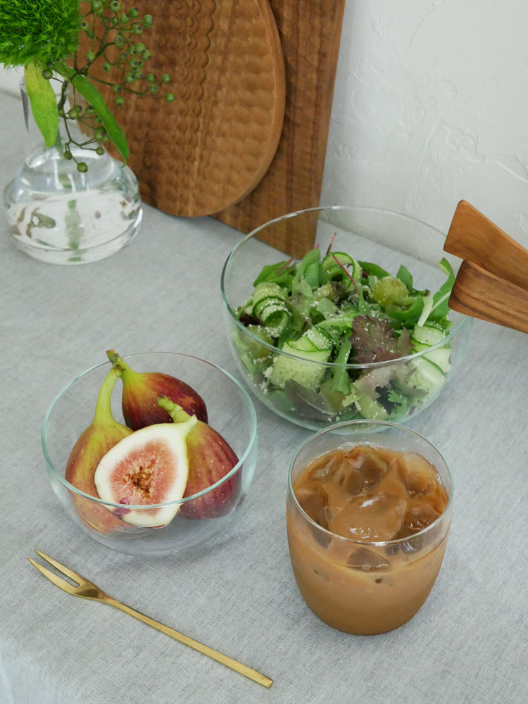 台湾製ホウケイ酸ガラスのサラダ＆フルーツボウルに新鮮な果物が盛られた食卓の写真