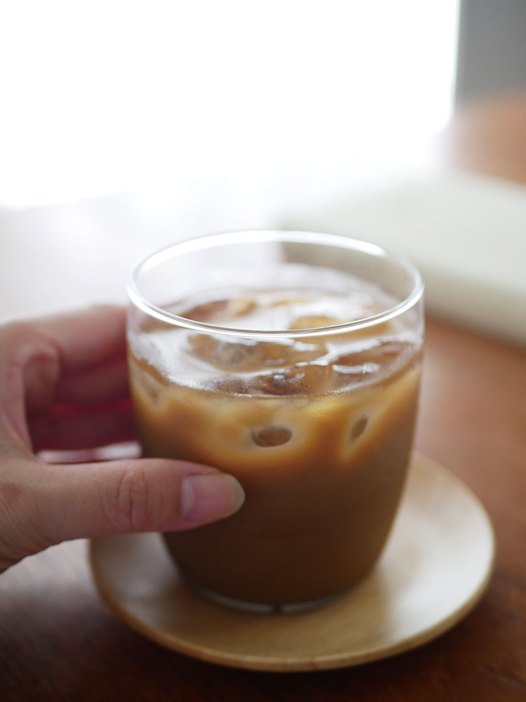 台湾製ホウケイ酸ガラスのデザートボウルに盛られたベトナムアイスコーヒーと香港スタイルミルクティーがテーブルウェア上に配置されている様子