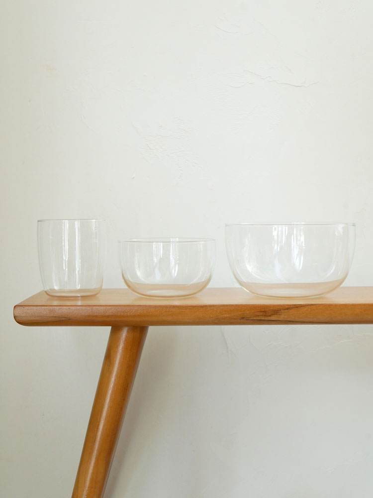 台湾製ホウケイ酸ガラスのサラダボウル（1100ml）、アイスクリームボウル（500ml）、プリンカップ（360ml）が美しく並べられた食器セット