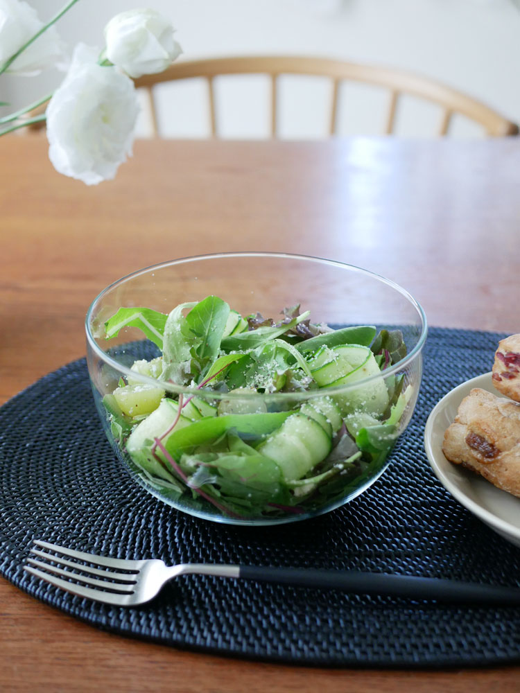 ティージーの台湾製ホウケイ酸耐熱ガラスサラダボウルに盛られた新鮮な葉野菜とサラダ
