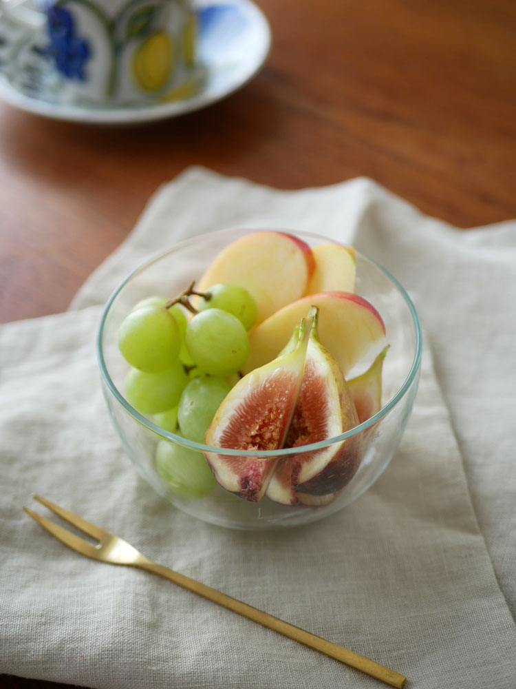 リンゴが盛られたホウケイ酸ガラス製のフルーツボウル