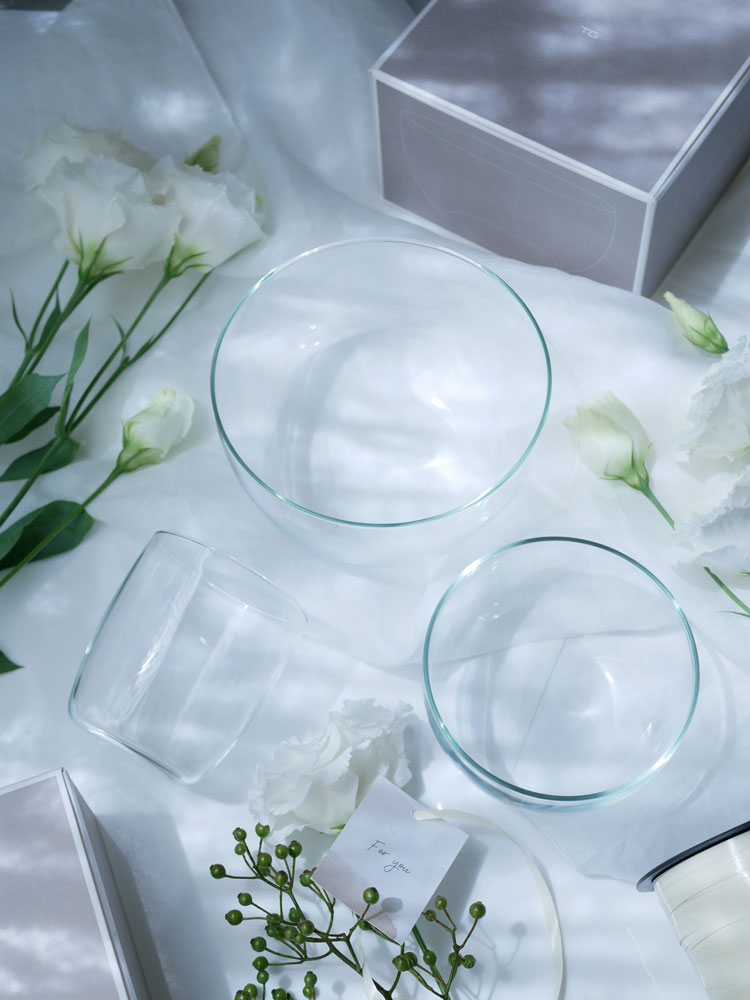 切り花と共にテーブルに美しく並べられた透明なホウケイ酸ガラス製のアイスクリーム、サラダ、プリン用ボウルセット