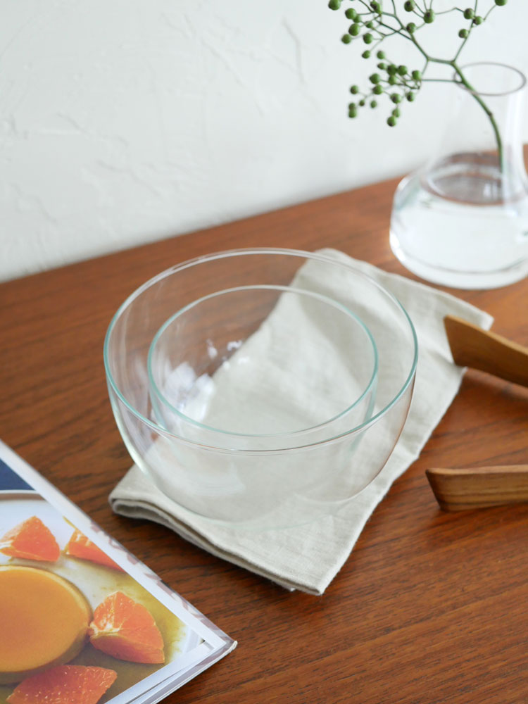 ティージー製台湾ガラスのアイスクリームボウル500ml、サラダボウル1100ml、プリンカップ360mlが並んだ食卓用食器セットの画像