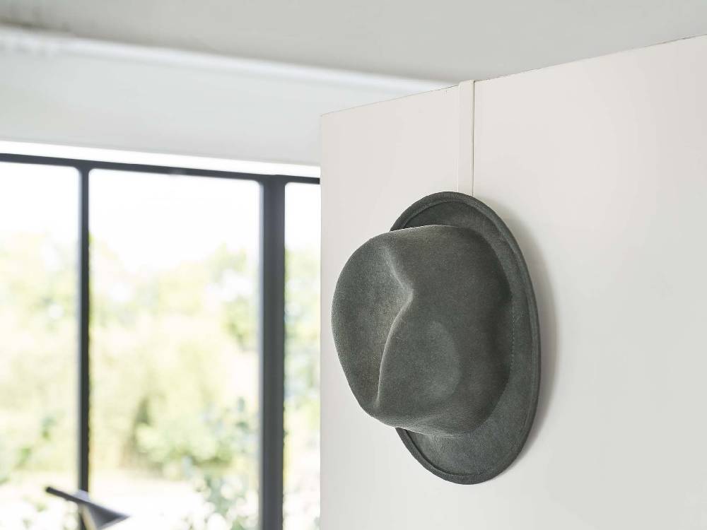 【smart/スマート】滑り止め付きドアハンガーのスチール製本体とシリコーン加工された複数のフックが取り付けられている画像