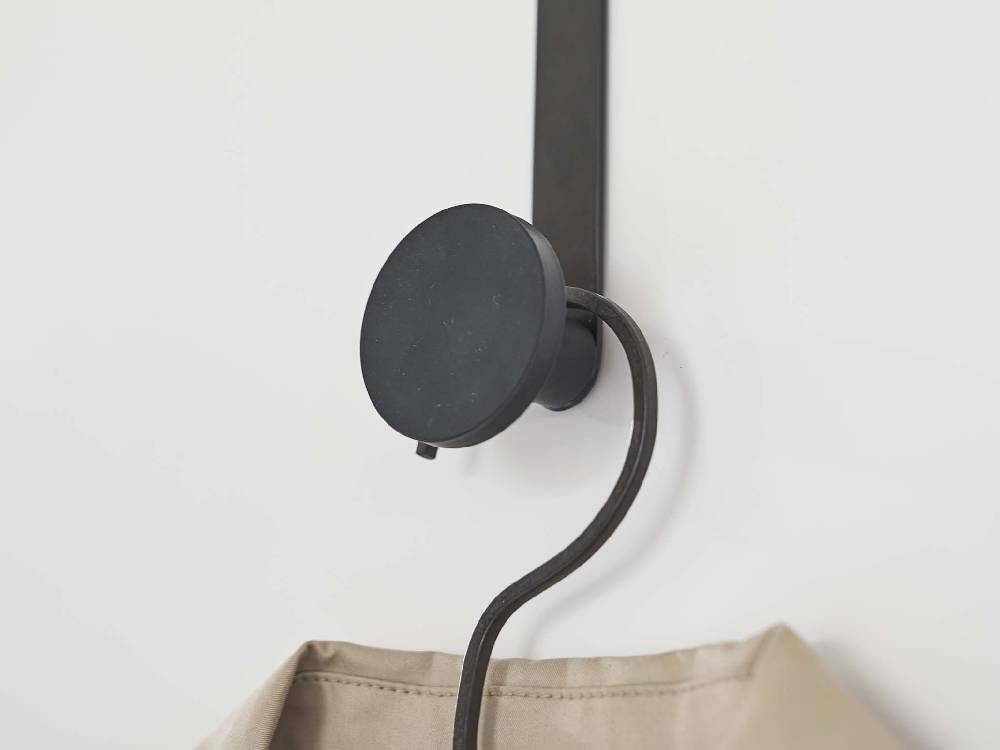 滑り止め付きスマートドアハンガーがドアに掛けられ、周囲に照明器具が設置されている様子