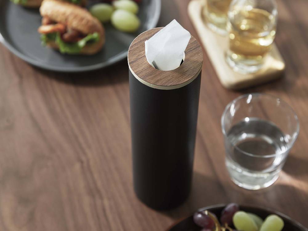 スチールと天然木を組み合わせたボトル型ティッシュケース。直径7cm、高さ23.8cmで約120枚のティッシュを収納可能。