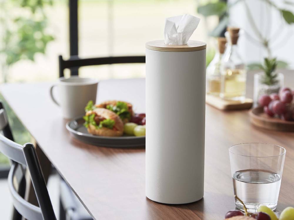 スチール製と天然木の蓋を持つボトル型ティッシュケースLがキッチンテーブルに置かれている様子