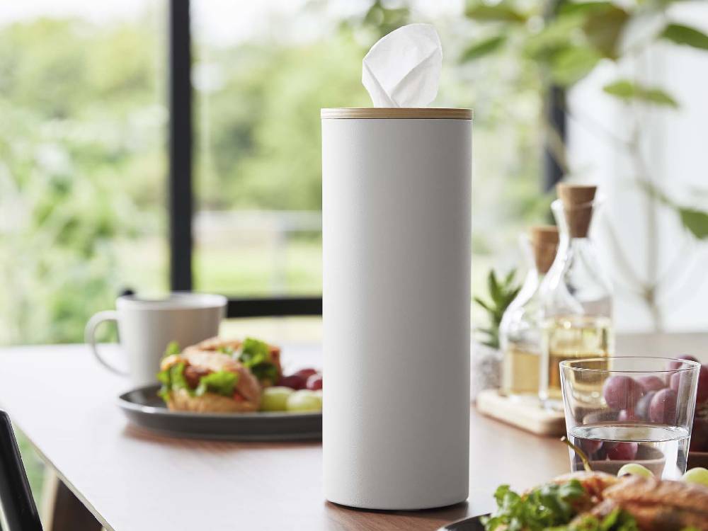 RINのボトル型ティッシュケースL。スチール製の本体と天然木の蓋を使用し、約400枚のティッシュを収納できるデザインのティッシュホルダー