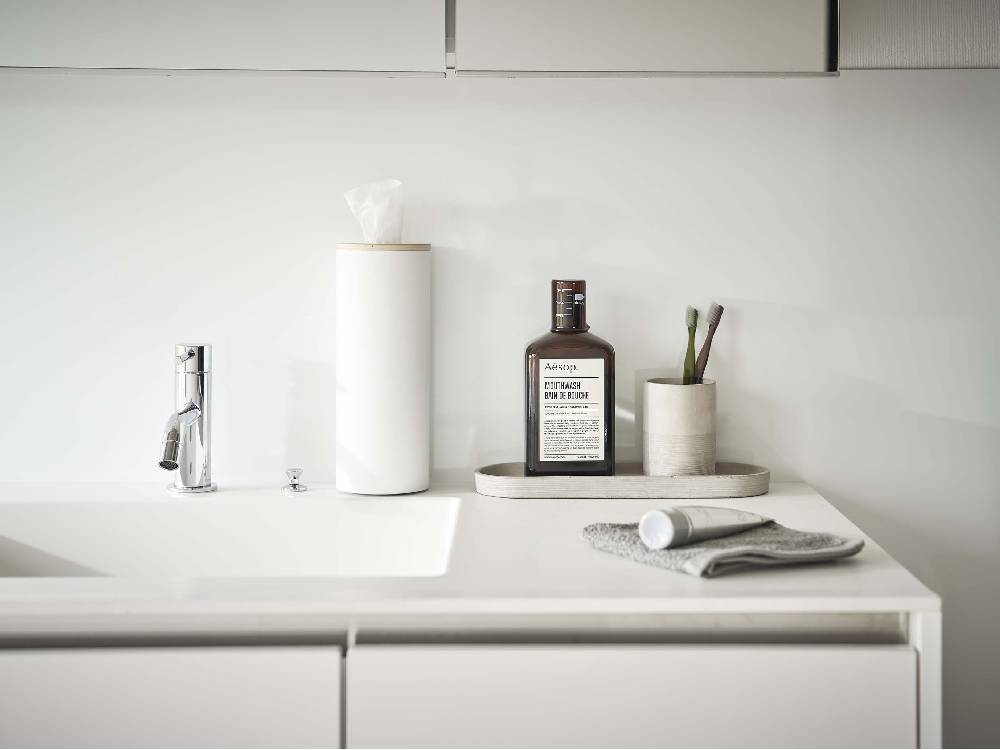 スチールと天然木を使用したボトル型ティッシュケース「RIN/リン」がカウンタートップに置かれたスタイリッシュなインテリア