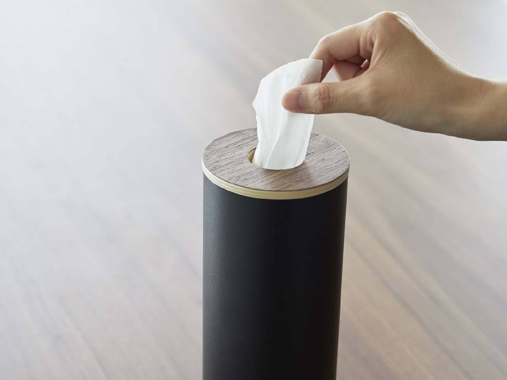 RIN/リンのボトル型ティッシュケース L。スチールと天然木積層合板を使用したシリンダー型で、ブラックおよびホワイトのスチールカラーとブラウン・ナチュラルの木目が特徴。約400枚のティッシュペーパーを収納可能な家庭用ティッシュホルダー。