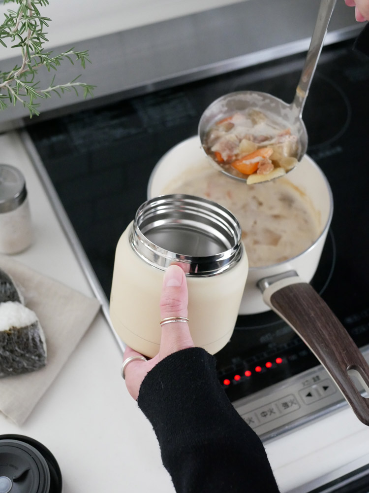 18-8ステンレス製のサーモマグミニタンク、フードコンテナ、VegieBAGコラボランチバッグがセットになった商品が並ぶ画像