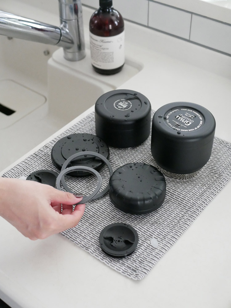 サーモマグミニタンク、フードコンテナ、VegieBAGコラボランチバッグが並んだ銀色のキッチン用品セット