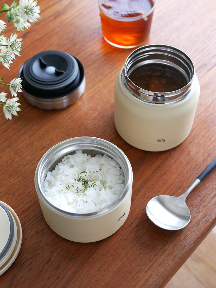 サーモマグ、フードコンテナ、ランチバッグと盛り付けられたご飯が並んだ食器セットの画像