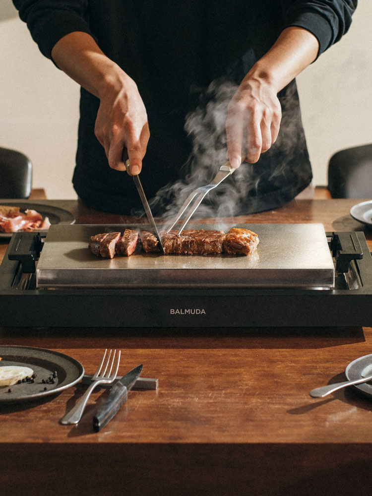 BALMUDA バルミューダ The Plate ProとTakoyakiプレートを使用して調理中のキッチンの様子