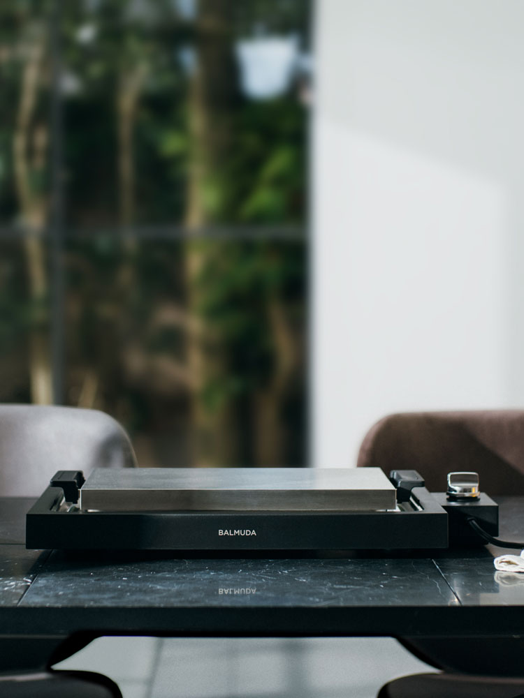 バルミューダ The Plate Proとグリドル、カバー、たこ焼きプレートがセットになった電子調理家電