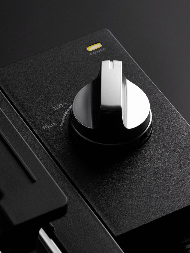 バルミューダのThe Plate Pro電気グリドルとTakoyakiプレートがセットされたキッチン家電