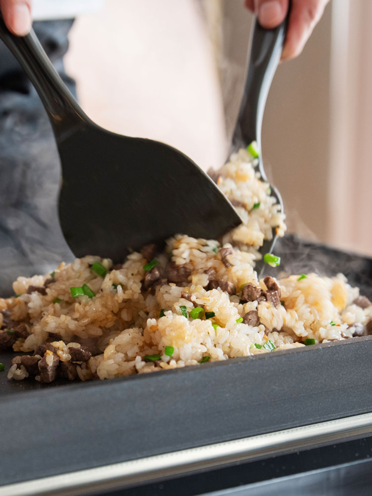 バルミューダThe Plate Proとグリドル、たこ焼きプレートを使用してたこ焼きを調理しているキッチンの様子